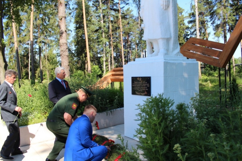 Виктор Юткин возложил гирлянду к памятнику